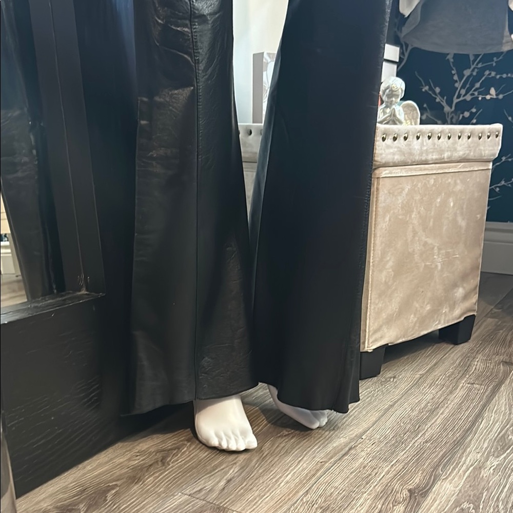 GORGEOUS DANIER Black Leather pants that flare out at the bottom with a zipper. - Picture 12 of 15